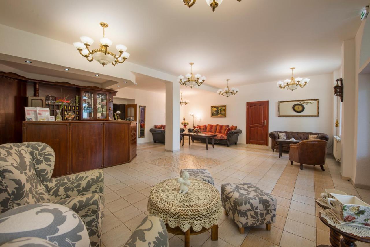 Svatojansky Kastiel Hotell Liptovský Ján Exteriör bild