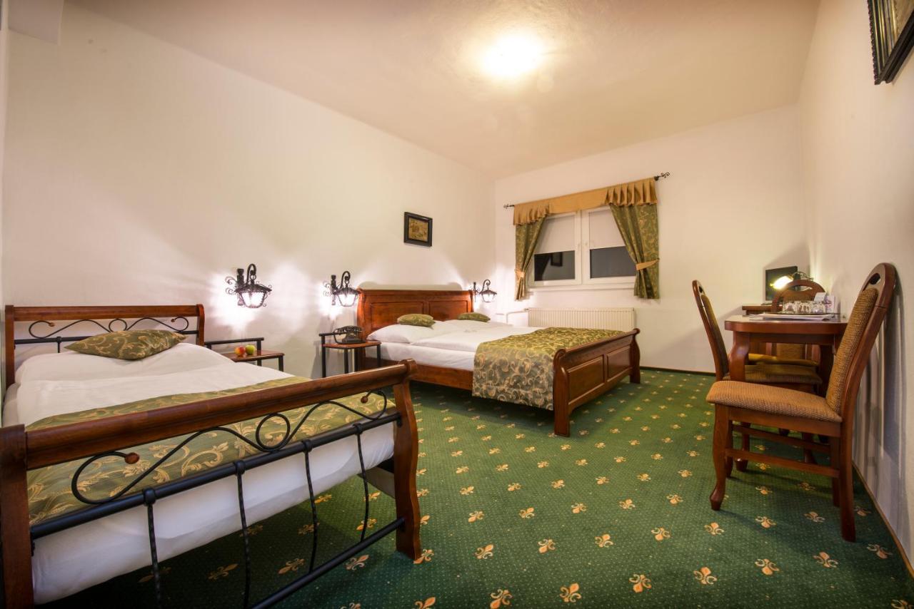Svatojansky Kastiel Hotell Liptovský Ján Exteriör bild