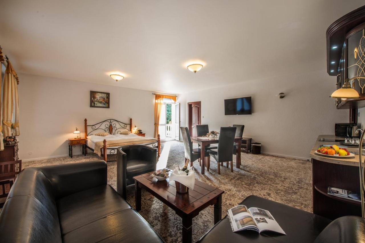 Svatojansky Kastiel Hotell Liptovský Ján Exteriör bild