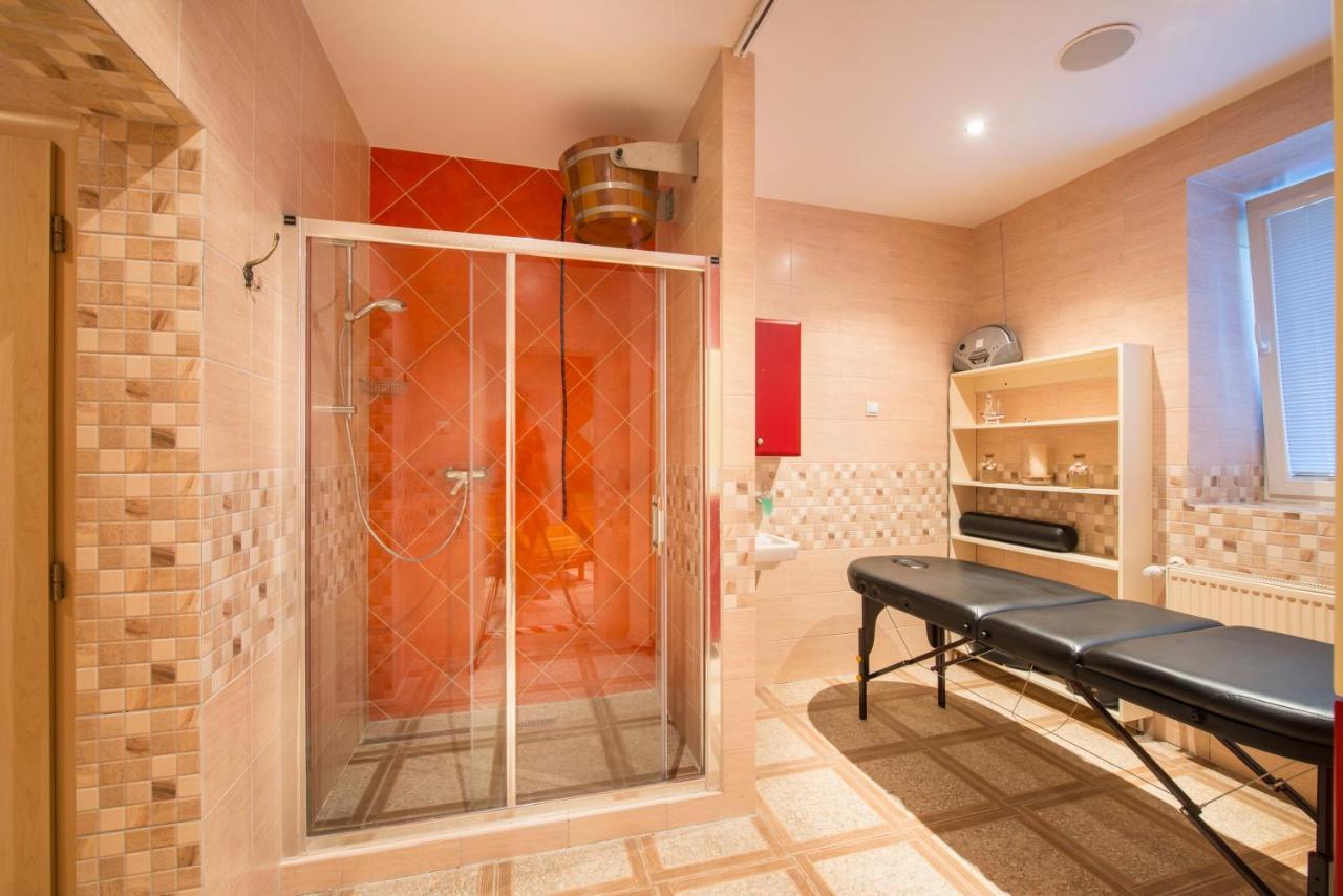 Svatojansky Kastiel Hotell Liptovský Ján Exteriör bild