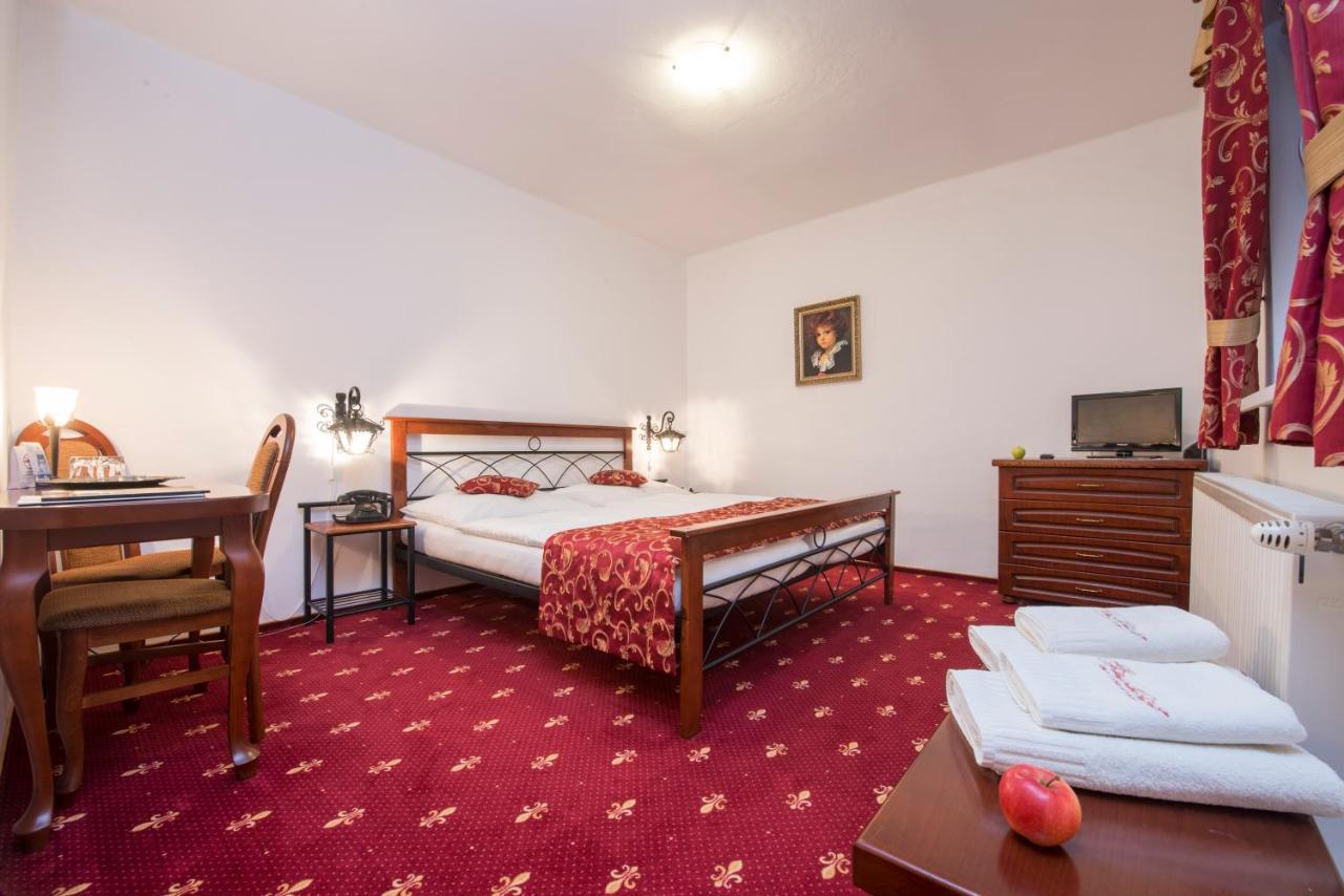 Svatojansky Kastiel Hotell Liptovský Ján Exteriör bild