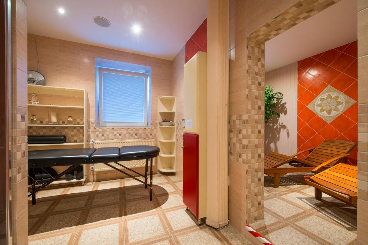 Svatojansky Kastiel Hotell Liptovský Ján Exteriör bild