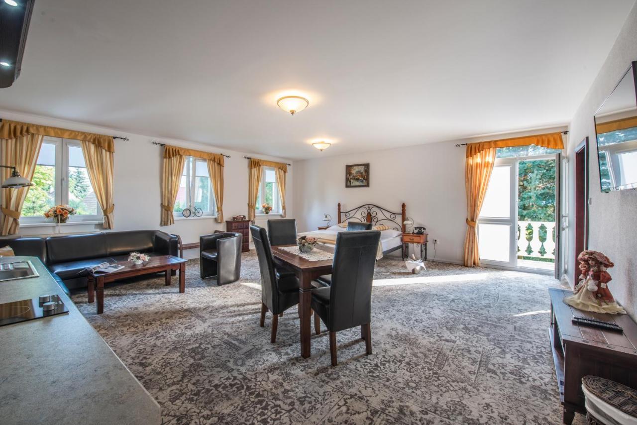 Svatojansky Kastiel Hotell Liptovský Ján Exteriör bild