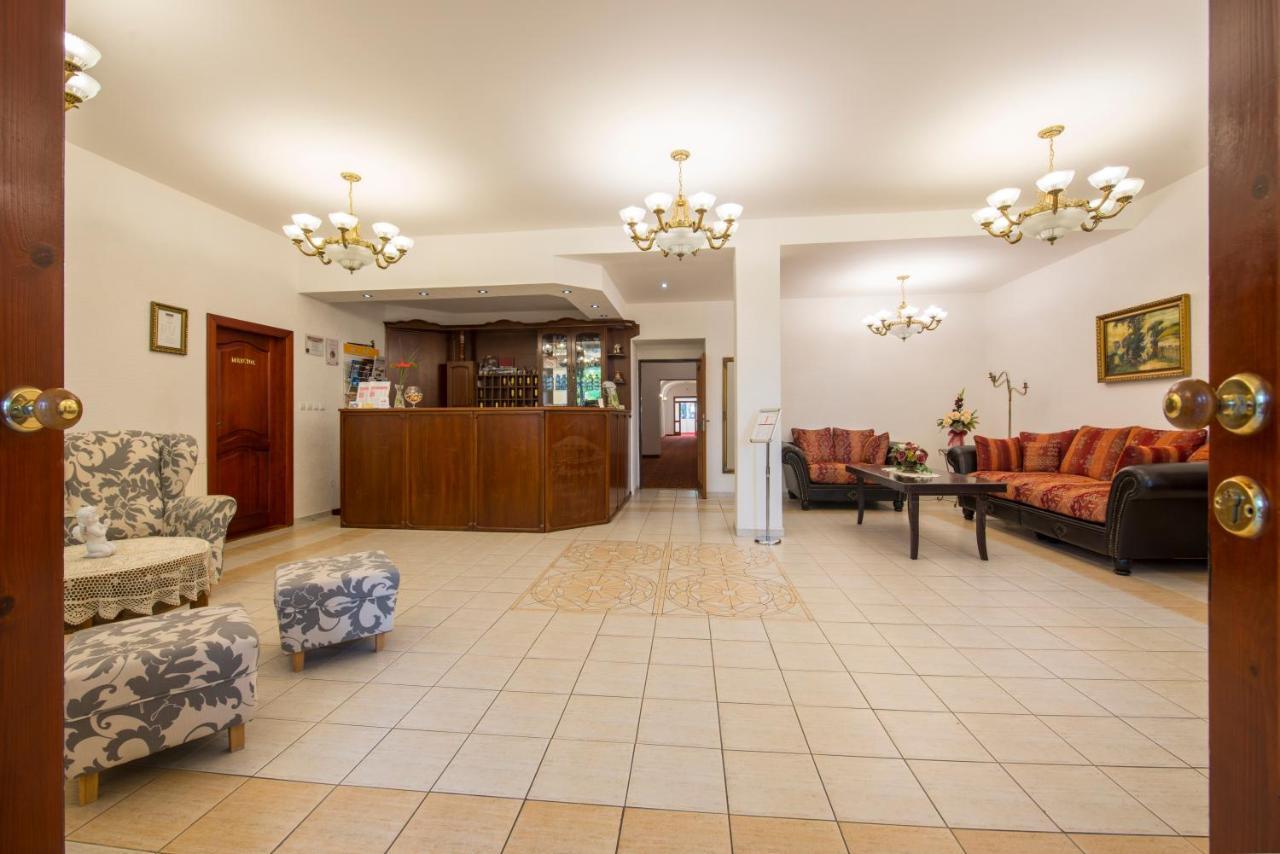 Svatojansky Kastiel Hotell Liptovský Ján Exteriör bild